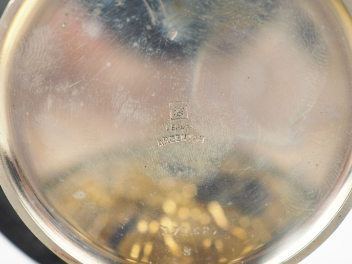 MONTRE DE BORD en métal argenté, cadran émail avec chiffres arabes et 