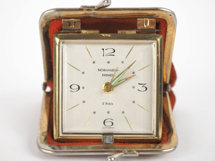 NORMANDIE NIEMEN, réveil matin en laiton doré, cadran argenté avec aig