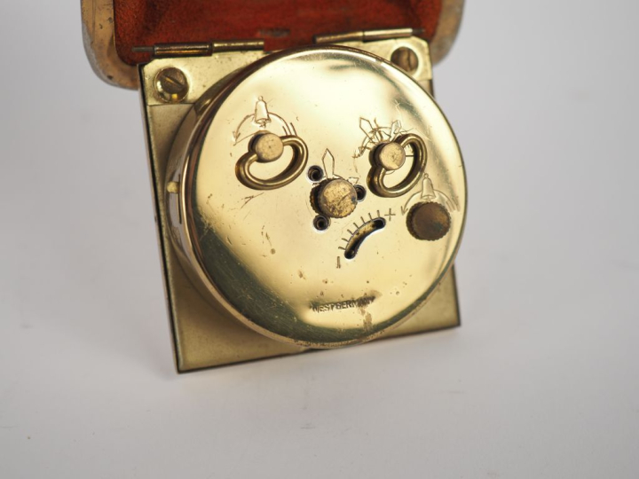 NORMANDIE NIEMEN, réveil matin en laiton doré, cadran argenté avec aig