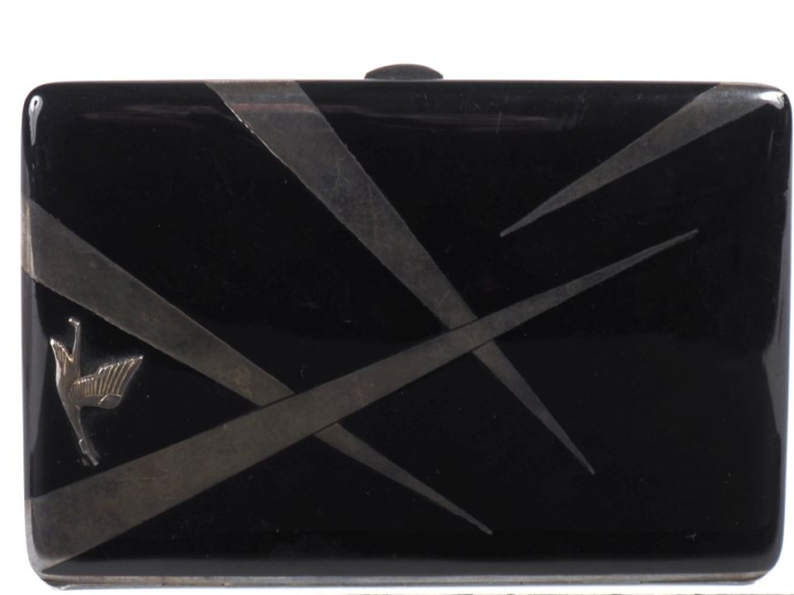 Porte cigarettes Art Déco en laque, argent et vermeil.  Le couvercle o