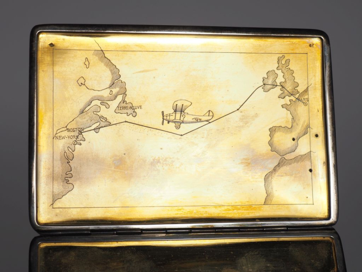 Porte cigarettes Art Déco en laque, argent et vermeil.  Le couvercle o