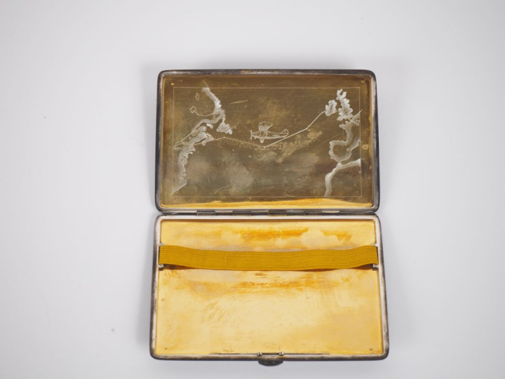 Porte cigarettes Art Déco en laque, argent et vermeil.  Le couvercle o