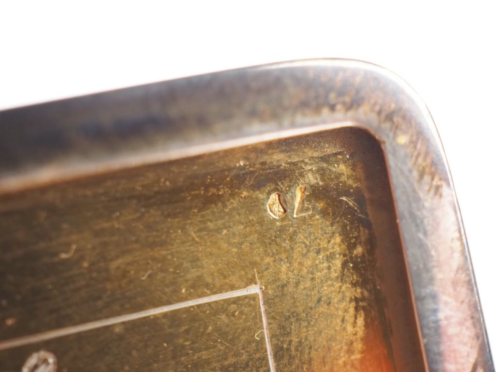 Porte cigarettes Art Déco en laque, argent et vermeil.  Le couvercle o