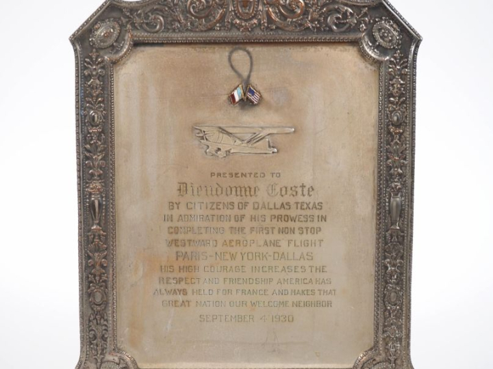 LES CITOYENS DE DALLAS à DIEUDONNE COSTES  Grande plaque commémorative