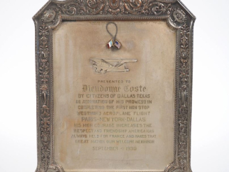 Vente aux enchères LES CITOYENS DE DALLAS à DIEUDONNE COSTES  Grande plaque commémorative