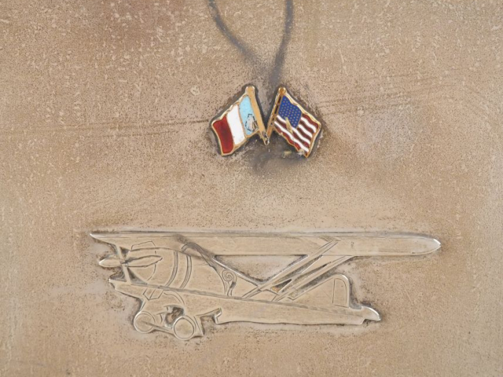 LES CITOYENS DE DALLAS à DIEUDONNE COSTES  Grande plaque commémorative