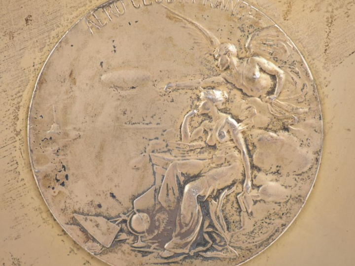 Médaille en argent de l'Aéroclub de France sur une plaque en métal arg