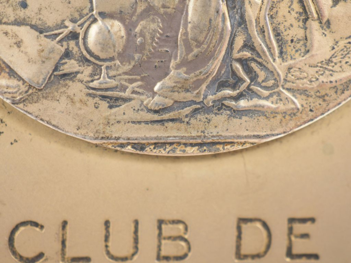 Médaille en argent de l'Aéroclub de France sur une plaque en métal arg