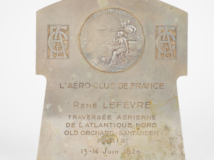 Médaille en argent de l'Aéroclub de France. Sur une plaque en métal ar