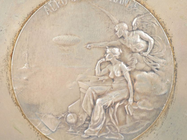 Médaille en argent de l'Aéroclub de France. Sur une plaque en métal ar