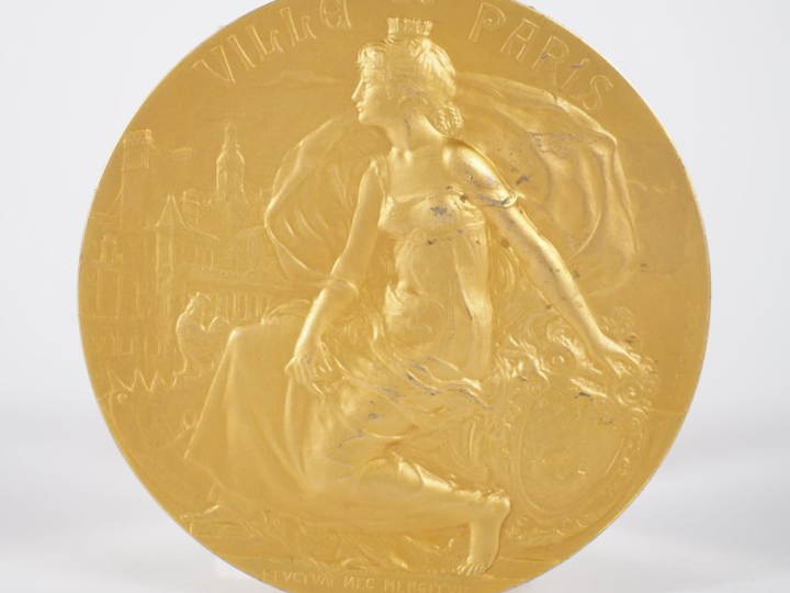 G. PRUD'HOMME.  Médaille en argent doré Ville de Paris. La ville de Pa