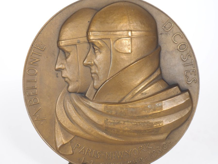 Anie MOUROUX.  Médaille en bronze M. Bellonte D. Costes Paris New York
