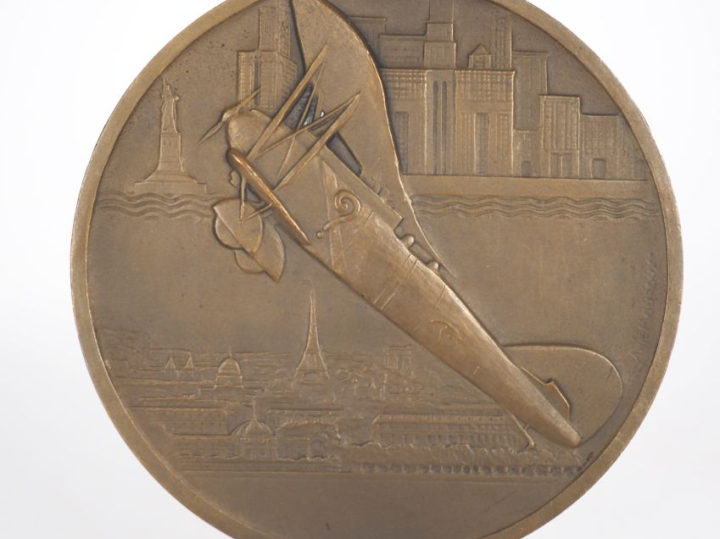 Anie MOUROUX.  Médaille en bronze M. Bellonte D. Costes Paris New York