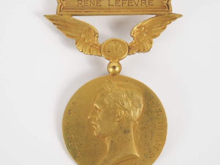 G. DEVREESE.  Médaille en métal doré à René Lefèvre, portant la mentio
