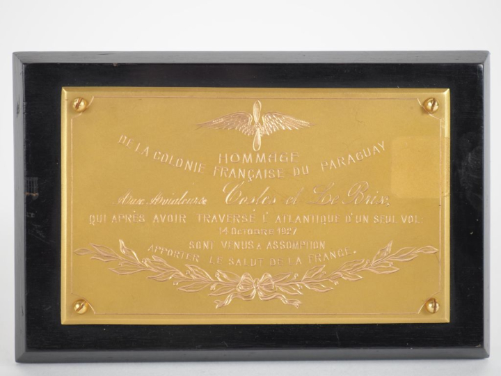 Plaque en bronze doré et gravé de la mention : "Hommage de la colonie 