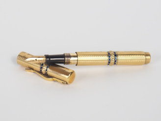 Vente aux enchères Stylo plume en plaqué or et émail bleu (plume en or 14 k).  Gravé de l