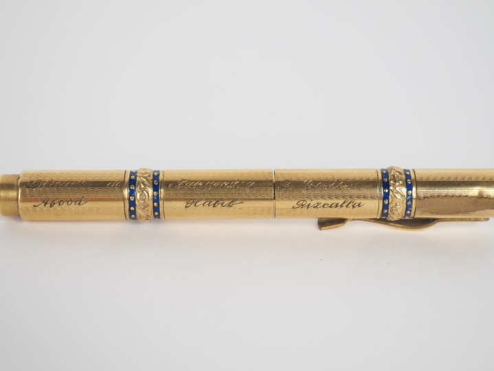 Stylo plume en plaqué or et émail bleu (plume en or 14 k).  Gravé de l
