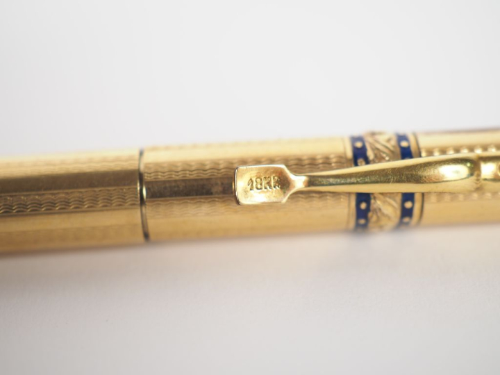 Stylo plume en plaqué or et émail bleu (plume en or 14 k).  Gravé de l
