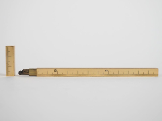 Vente aux enchères Règle briquet de 15 cm en métal doré.