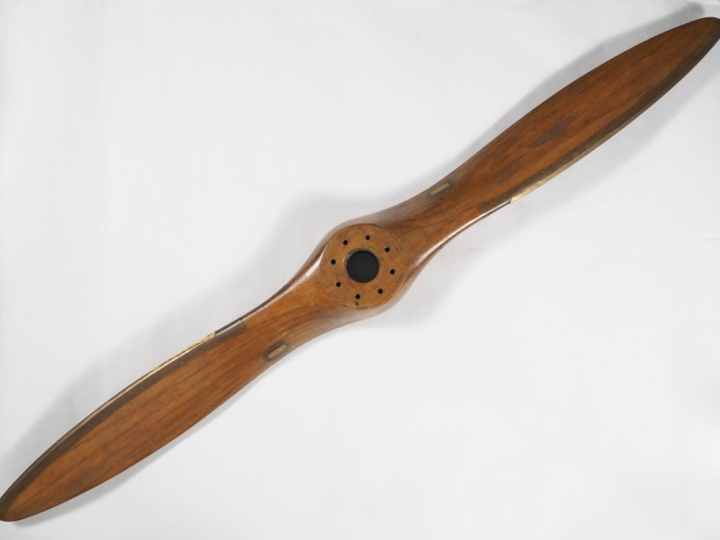 Grande hélice pour Stampe SV4.  En bois recouvert de toile enduite.  L