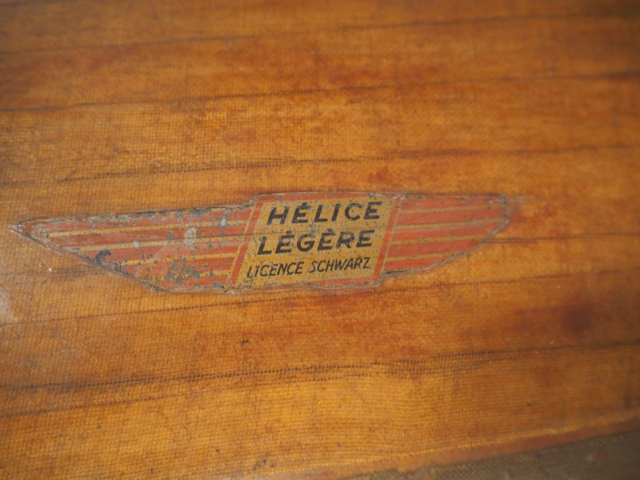 Grande hélice pour Stampe SV4.  En bois recouvert de toile enduite.  L