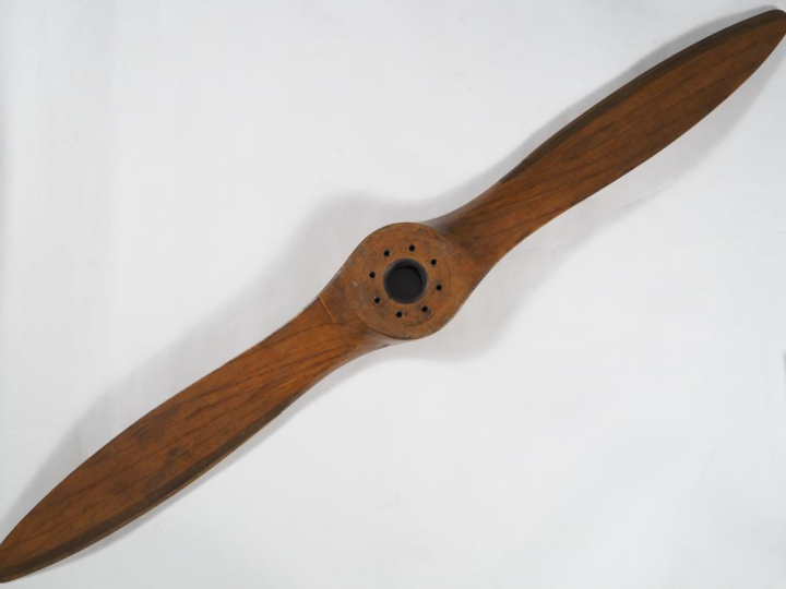 Grande hélice pour Stampe SV4.  En bois recouvert de toile enduite.  L