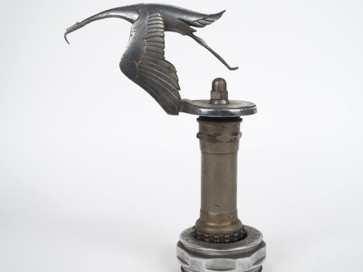 BAZIN.  Hispano Suiza. Bouchon de radiateur en métal chromé.  H. 30 cm