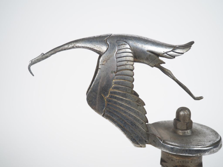 BAZIN.  Hispano Suiza. Bouchon de radiateur en métal chromé.  H. 30 cm