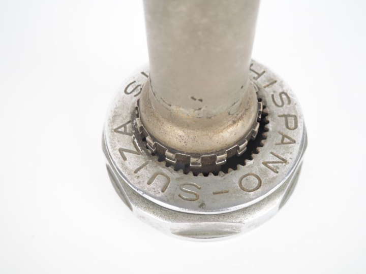 BAZIN.  Hispano Suiza. Bouchon de radiateur en métal chromé.  H. 30 cm