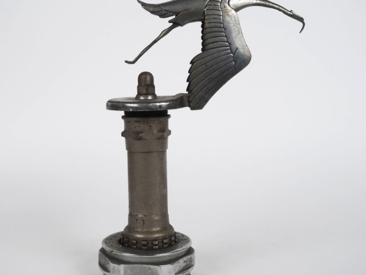 BAZIN.  Hispano Suiza. Bouchon de radiateur en métal chromé.  H. 30 cm