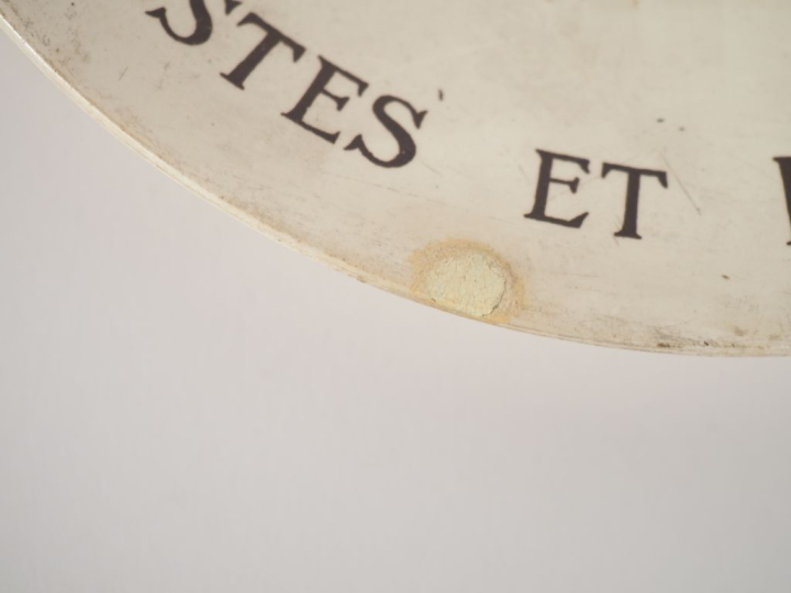 Ensemble de 2 assiettes commémoratives en Gien et Sarreguemines.  "Guy