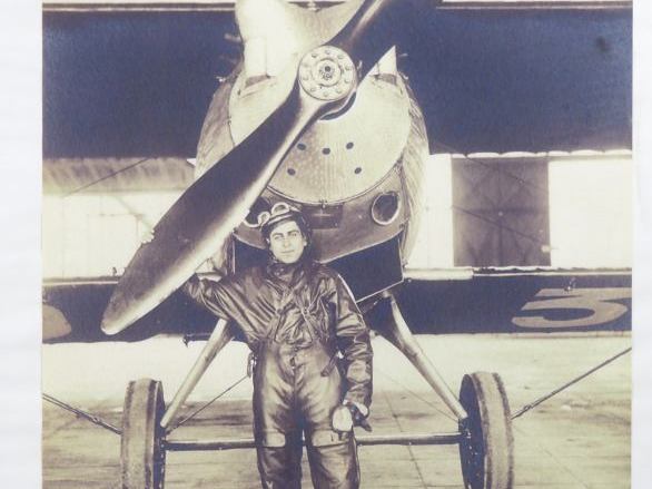 Reproduction de photographie en noir et blanc. "pilote devant son avio