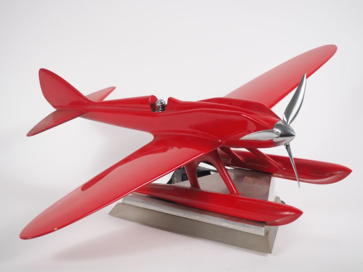 Sculpture en métal laqué rouge et chromé figurant un hydravion Macchi 