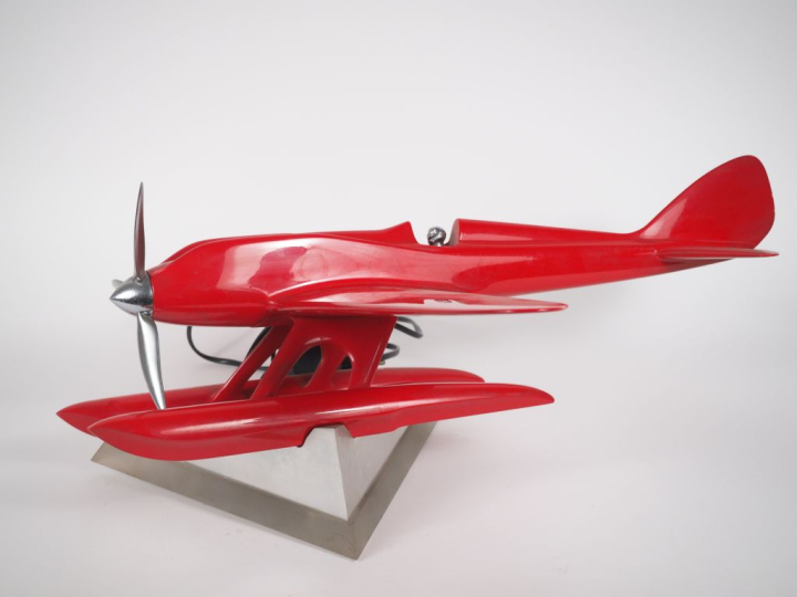 Sculpture en métal laqué rouge et chromé figurant un hydravion Macchi 