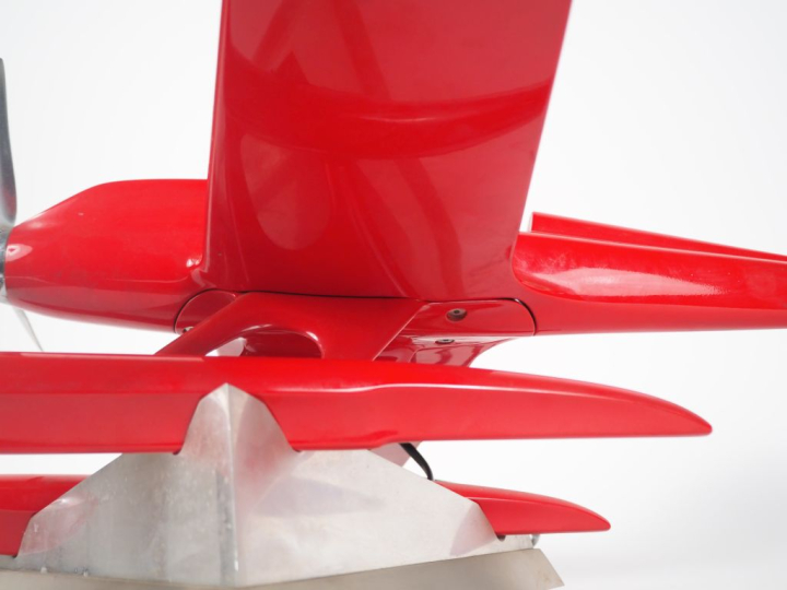 Sculpture en métal laqué rouge et chromé figurant un hydravion Macchi 