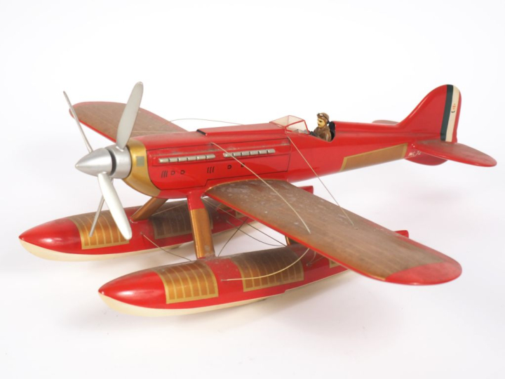 MC 72 MACCHI-CASTOLI.  Avion bureau en bois polychrome.  Bon état Dim.