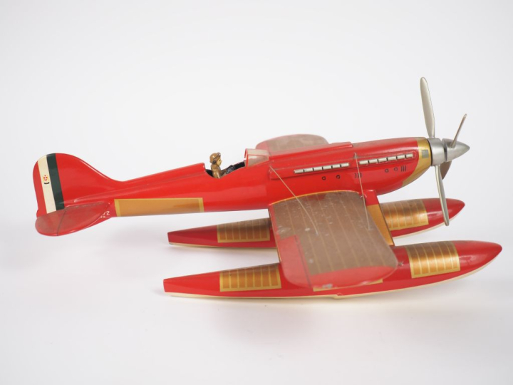 MC 72 MACCHI-CASTOLI.  Avion bureau en bois polychrome.  Bon état Dim.