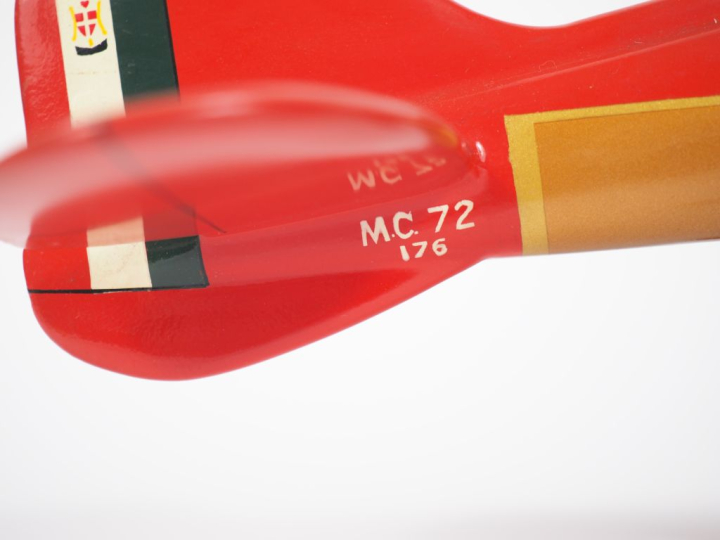 MC 72 MACCHI-CASTOLI.  Avion bureau en bois polychrome.  Bon état Dim.