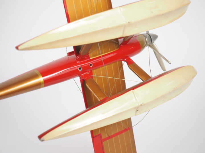 MC 72 MACCHI-CASTOLI.  Avion bureau en bois polychrome.  Bon état Dim.