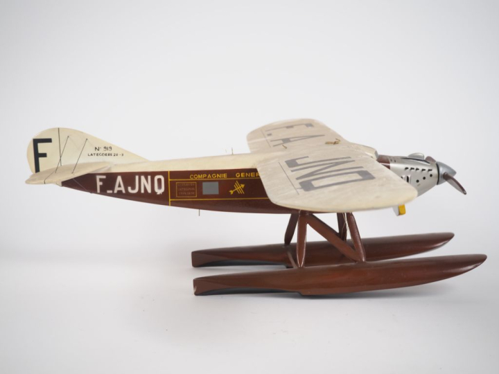 Hydravion Latécoère type 28-3.  Avion bureau en bois polychrome.  Dim.