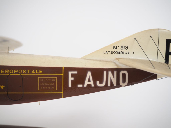 Hydravion Latécoère type 28-3.  Avion bureau en bois polychrome.  Dim.