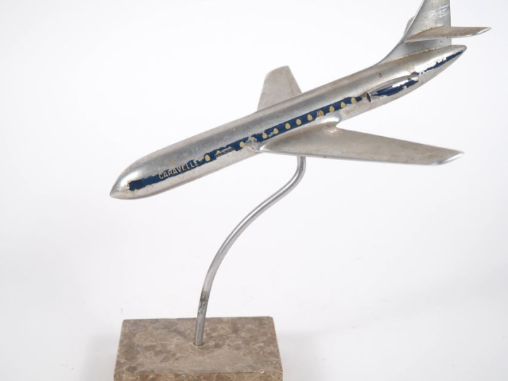 Avion bureau en métal chromé et marbre.  "Caravelle"
