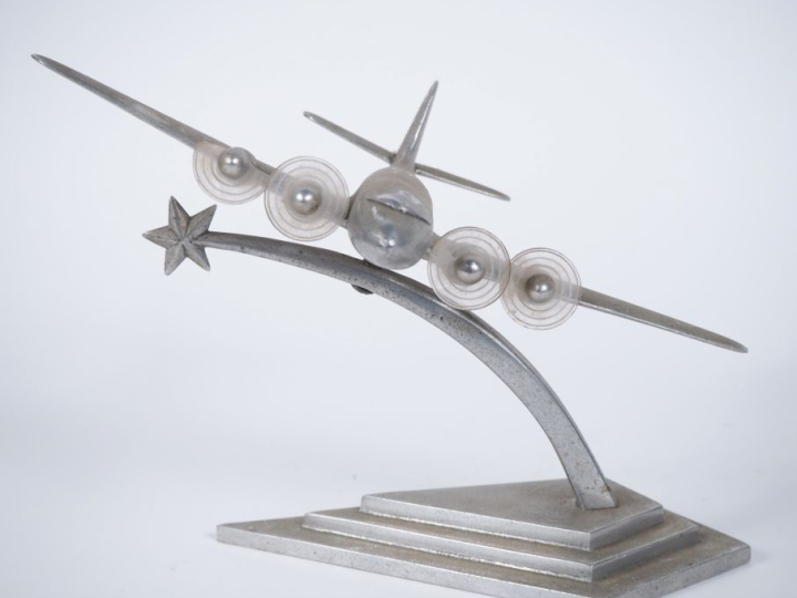 Avion bureau en métal chromé. (une hélice accidentée)