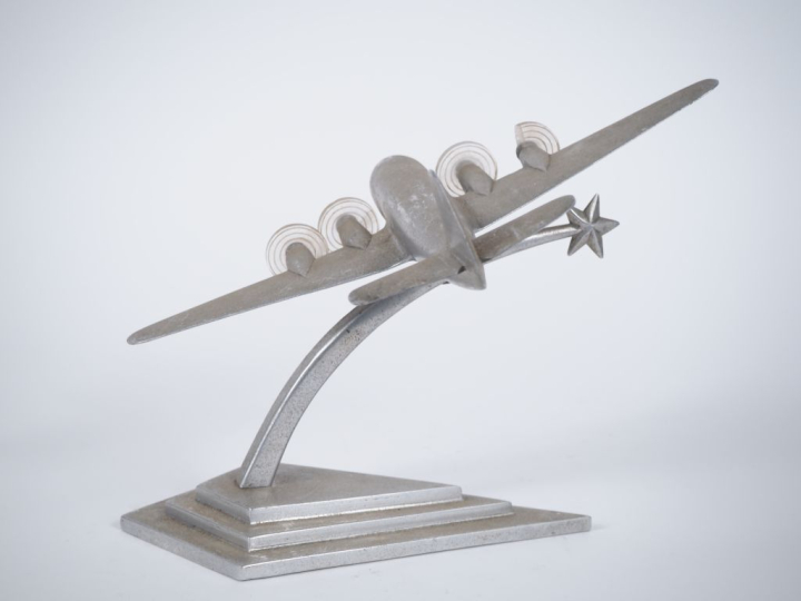 Avion bureau en métal chromé. (une hélice accidentée)
