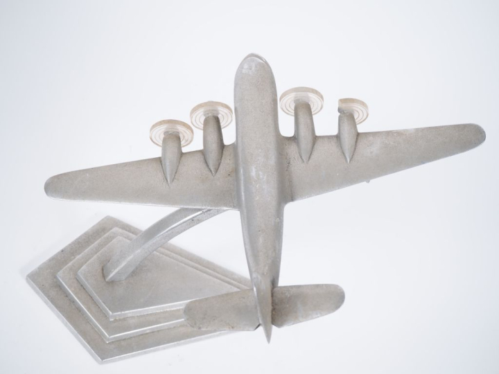 Avion bureau en métal chromé. (une hélice accidentée)