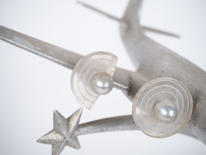 Avion bureau en métal chromé. (une hélice accidentée)