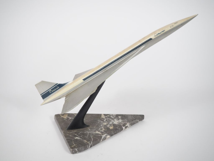 Avion bureau en métal polychrome.  "le Concorde"