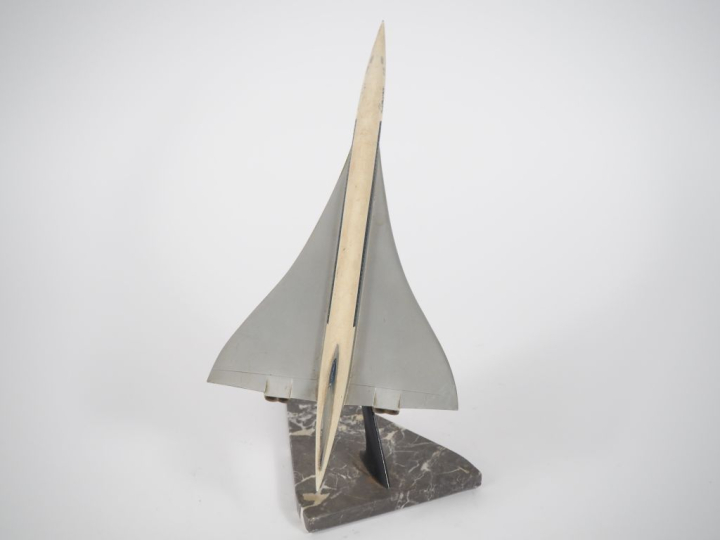 Avion bureau en métal polychrome.  "le Concorde"