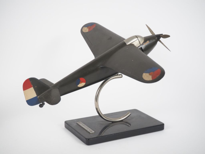 Avion bureau KOOKHOVEN FK 56.  Dim. 30 x 48,5 x 48,5 cm