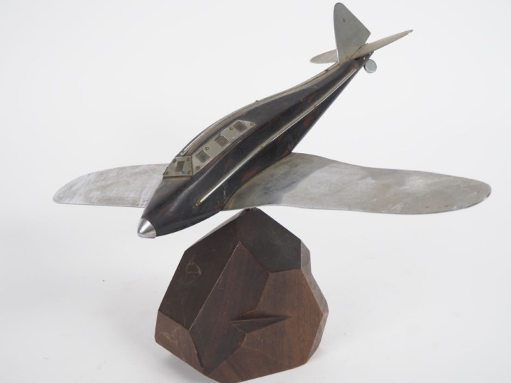 Avion bureau en bois et métal.  Dim. 25 x 30 x 46 cm